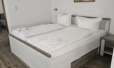 Schlafzimmer mit Doppelbett