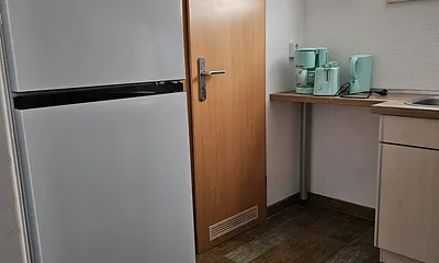 Küche mit Kühl-Gefrierkombination