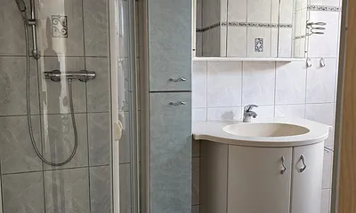 Bad mit Dusche und WC