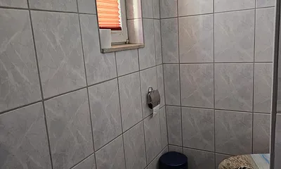 Bad mit Dusche und WC