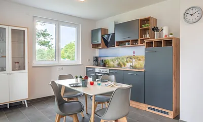 offene Küche und gemütlicher Essbereich