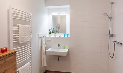 Badezimmer mit WC, Dusche und Waschtischanlage