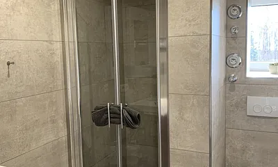 Blick in das Bad mit WC, Regendusche