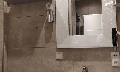 Blick in das Bad mit WC, Regendusche