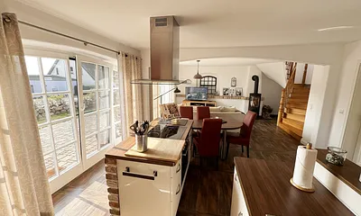 Blick über die Kücheninsel Richtung Wohnbereich