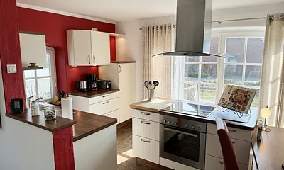 Blick vom Flur auf den Kochbereich