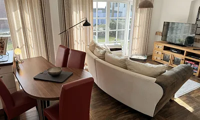 Großes Wohnzimmer mit genügend Platz für 2 Personen