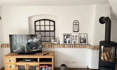 Flachbildschirm und Kamin