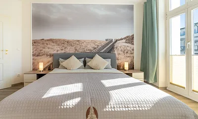 1. Schlafzimmer mit Doppelbett, Zugang zum Balkon und Infrarotsauna
