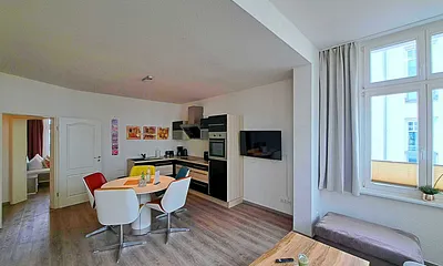 vollwertige Küchenzeile mit Sitz- und Essecke