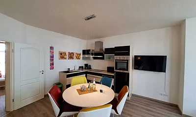 vollwertige Küchenzeile mit Sitz- und Essecke