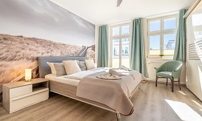 1. Schlafzimmer mit Doppelbett, Zugang zum Balkon und Infrarotsauna