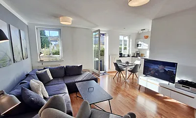 Wohn- und Essbereich mit Zugang zur Terrasse