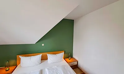 Schlafzimmer mit Doppelbett und Kleiderschrank