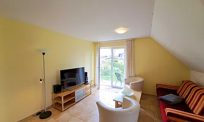 Wohn- und Essbereich, TV, Zugang zum Balkon