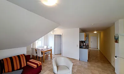 Wohn- und Essbereich, TV, Zugang zum Balkon