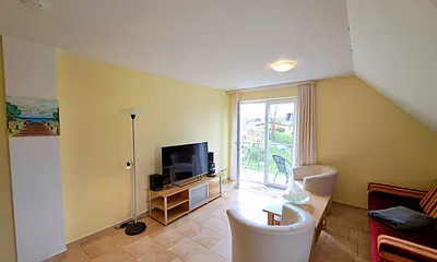 Wohn- und Essbereich, TV, Zugang zum Balkon