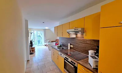 vollwertige Küche mit Herd, Backofen, Geschirrspüler, Kühlschrank mit Tiefkühlfach uvm.