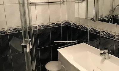 Badezimmer mit Dusche