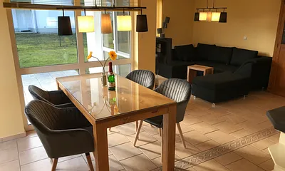 Wohnzimmer mit Essbereich