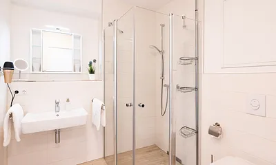 Badezimmer mit WC, Dusche und Waschtischanlage