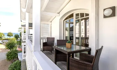 Herzlich willkommen im Inselurlaub! Vom großen Balkon mit Tisch, Stühlen und 2 Sonnenliegen haben Sie einen seitlichen Meerblick.