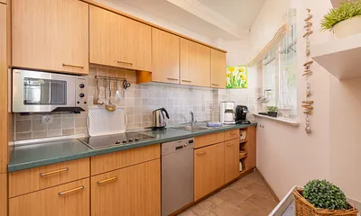 Die separate Küche mit Geschirrspüler ...