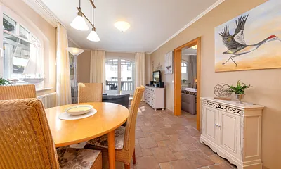 TV, DVD-Player und HiFi-Anlage mit CD-Player und USB-Slot stehen für Sie bereit.