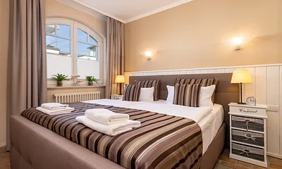 Das Schlafzimmer mit bequemem Boxspringbett.