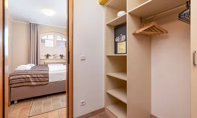 Das Ankleidezimmer mit viel Stauraum und Safe.