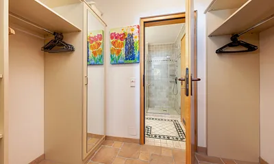 Das Ankleidezimmer mit Durchgang zum Bad.