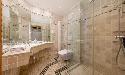 Das schöne Bad mit Eckwaschtisch, Dusche, WC und Fön.