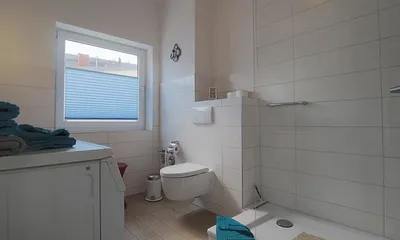 FW1, Bad mit großer Dusche - Fön - Waschmaschine  