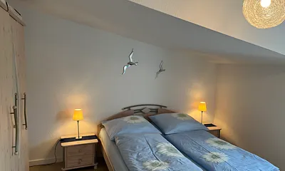 FW2, Schlafzimmer mit TV und Zugang auf den Balkon