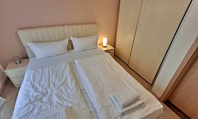 1. Schlafzimmer mit Doppelbett und Kleiderschrank