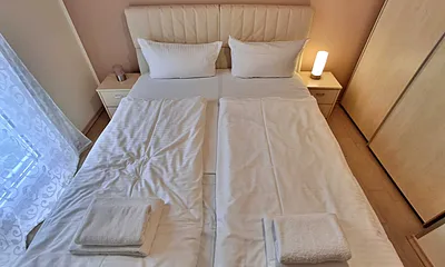 1. Schlafzimmer mit Doppelbett und Kleiderschrank