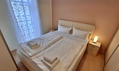 1. Schlafzimmer mit Doppelbett und Kleiderschrank