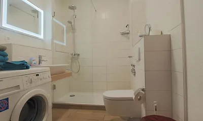 FW3, Bad mit großer Dusche - Fön - Waschmaschine  