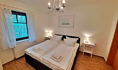 Schlafzimmer mit Doppelbett