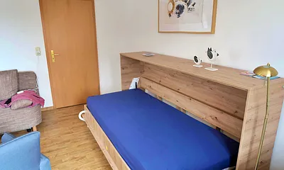Klappbett im Wohnzimmer geöffnet