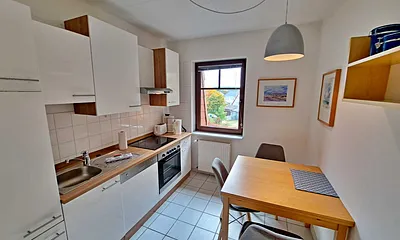 separate Küche mit Essplatz