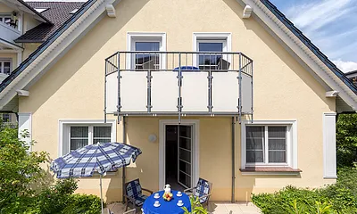 Ansicht vom Garten auf den Balkon