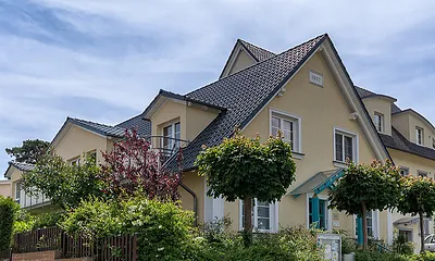 Gebäude-Seiten-und Vorderansicht 