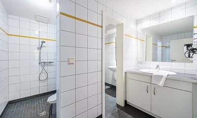 Bad mit Dusche und sep. WC