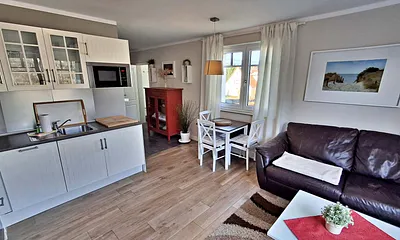 Wohn- und Essbereich mit Zugang zum Balkon