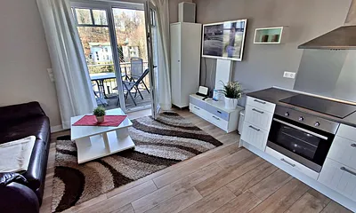 Wohn- und Essbereich mit Zugang zum Balkon