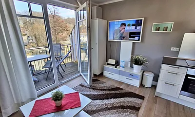 Wohn- und Essbereich mit Zugang zum Balkon