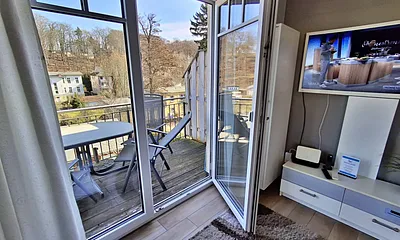 Wohn- und Essbereich mit Zugang zum Balkon