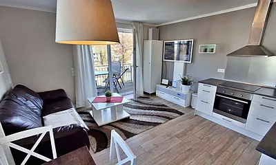 Wohn- und Essbereich mit Zugang zum Balkon