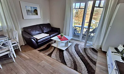 Wohn- und Essbereich mit Zugang zum Balkon